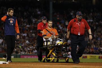 El pitcher Jake Odorizzi fue retirado por personal m¨¦dico luego de una lesi¨®n en la pierna.