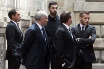 Los jugadores del FC Barcelona de balonmano, V¨ªctor Tom¨¢s (d), y de baloncesto, Juan Carlos Navarro (c), junto al entrenador Xavier Pascual (2-d), de la secci¨®n de baloncesto.