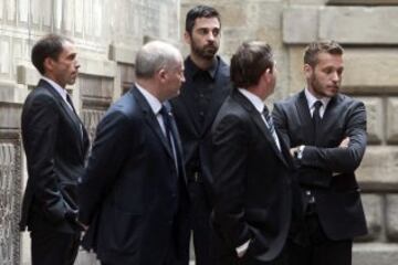 Los jugadores del FC Barcelona de balonmano, Víctor Tomás (d), y de baloncesto, Juan Carlos Navarro (c), junto al entrenador Xavier Pascual (2-d), de la sección de baloncesto.