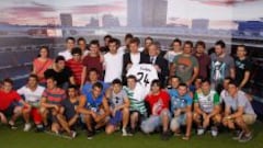 Illarramendi se presentó con 31 amigos en el Santiago Bernabéu