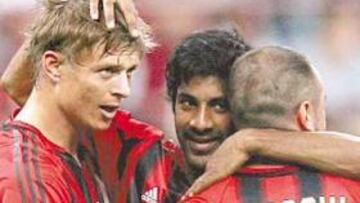 <b>BUEN BANQUILLO. </b>Serginho y Brocchi festejan el gol de Tomasson. En el Milán los suplentes son de lujo.