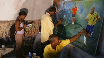 Students at the National School for the Arts in Port-au-Prince, Haiti, on August 16, 2004, put the finishing touches on a painting they are preparing as a gift for the Brazilian national football team. The Brazilian and Haitian national teams will play a friendly match on Aug. 18. UN Ambassador Against Poverty &quot;Ronaldo&quot; will lead the team in the &quot;Match for Peace&quot; meant to promote peace and reconciliation in the violence-ridden country. REUTERS/Daniel  Morel   HAITI PUERTO PRINCIPE PINTURA CUADRO BRASIL
 PUBLICADA 18/08/04 NA MA18 3COL