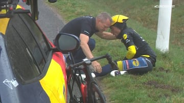 Ayuso, dolorido tras sufrir una caída en París-Niza.