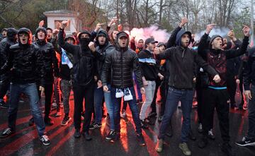 Ultras del Olympique de Marsella en las inmediaciones del estadio de San Mamés.