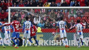 GRA576. GIJÓN, 25/04/2017.- Momento del gol del centrocampista del Sporting Victor Rodriguez ante el Espanyol, durante el partido de la trigésimo cuarta jornada de Liga que disputan en el estadio El Molinón, en Gijón. EFE/José Luis Cereijido