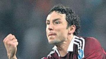 <b>FALTA DE RESPETO. </b>Van Bommel celebró con un corte de mangas el gol que marcó en el Bernabéu.