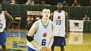 Los Knicks de Nueva York anuncian el fichaje de Maciej Lampe