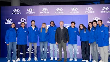Foto de familia del acto de Hyundai con jugadores de las primeras plantillas femeninas y masculinas del Atlético.
