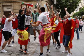 Ambiente de fiesta entre los seguidores de España y Polonia