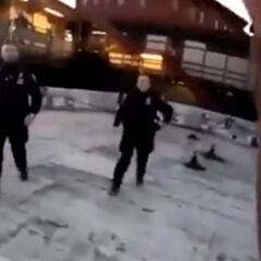 Un freerunner escapa de dos policías con un increíble salto desde el tejado