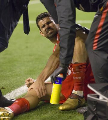 Diego Costa se queja de una herida producida por los tacos de Trilles en la jugada del 0-3.