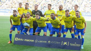 Jugadores del Cádiz antes del partido de LaLiga Santander contra el Elche.
