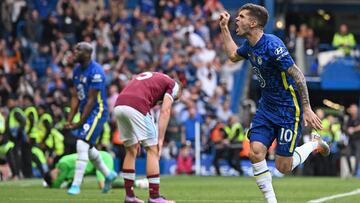 Chelsea's US midfielder Christian Pulisic (R) celebrates scoring the opening goal during the English Premier League football match between Chelsea and West Ham United at Stamford Bridge in London on April 24, 2022. (Photo by JUSTIN TALLIS / AFP) / RE