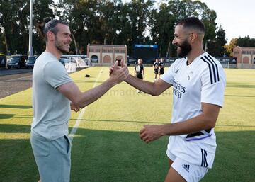 Benzema y Bale se saludan.
