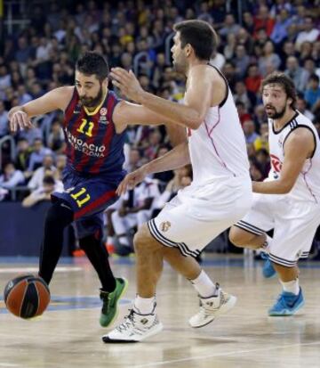 El escolta del Barcelona Juan Carlos Navarro  intenta avanzar ante la oposición del pívot Felipe Reyes y el base Sergio Llull.