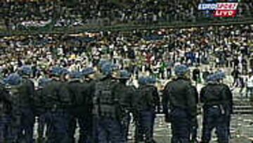 La policía francesa no ha podido impedir la invasión de campo que ha originado la suspensión del encuentro, pero luego ha tomado posiciones para contener a la afición argelina.