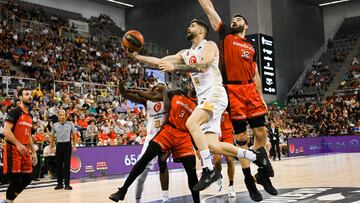 GRAF6608. GRANADA, 09/05/2023.- El jugador del Casademont Zaragoza Santiago Yusta (i) entra a canasta ante Maye (d), del Granada, durante el partido de Liga Endesa que enfrentan a los equipos Coviran Granada y Casademont Zaragoza disputado en el Palacio Municipal de deportes de Granada. EFE/Miguel Angel Molina
