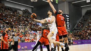 GRAF6608. GRANADA, 09/05/2023.- El jugador del Casademont Zaragoza Santiago Yusta (i) entra a canasta ante Maye (d), del Granada, durante el partido de Liga Endesa que enfrentan a los equipos Coviran Granada y Casademont Zaragoza disputado en el Palacio Municipal de deportes de Granada. EFE/Miguel Angel Molina
