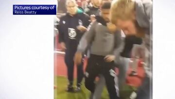 Playoff de ascenso a la Premier, invasión y el delantero del equipo que pierde patea a un fan