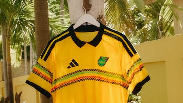 La camiseta local toma como base el amarillo del aspa de la bandera y rinde homenaje al estilo de Bob Marley en los años 70.