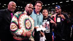 Floys Mayweather y Gervonta Davis, con su equipo, tras su victoria sobre Ricardo N&uacute;&ntilde;ez.