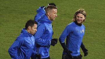 Bjarnason y Marc Janko en el entrenamiento de ayer del Basilea en Sofía.