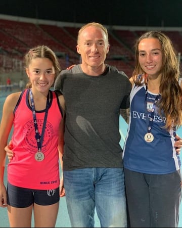 Elisa Keitel compitiendo en un torneo escolar, junto a su padre y hermana.