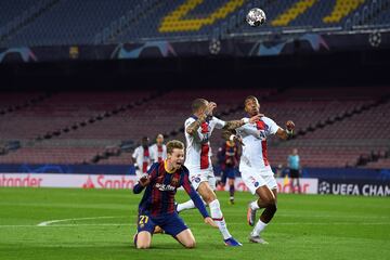 Jugada del penalti de Layvin Kurzawa a Frenkie de Jong.