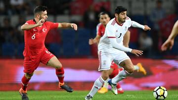 Iran&#039;s Ehsan Hajsafi (R) views for the ball with Turley&#039;s Omer Bayram (L) on May 28, 2018 during the International friendly football match between Turkey and Iran at Basaksehir Fatih Terim stadium in Istanbul.  / AFP PHOTO / OZAN KOSE
