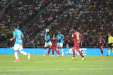 Tras el 2-0, los jugadores del Medellín trataron de defender el resultado tras el ataque del Tolima. 