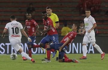 Medellín no pudo defender la ventaja y terminó empatando 1-1 frente a Once Caldas, que tenía 10 hombres tras la expulsión Edwin Velasco.