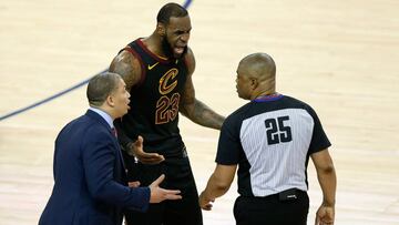 OAKLAND, CA - MAY 31: LeBron James #23 and head coach Tyronn Lue of the Cleveland Cavaliers argue with referee Tony Brothers #25 against the Golden State Warriors in Game 1 of the 2018 NBA Finals at ORACLE Arena on May 31, 2018 in Oakland, California. NOTE TO USER: User expressly acknowledges and agrees that, by downloading and or using this photograph, User is consenting to the terms and conditions of the Getty Images License Agreement.   Lachlan Cunningham/Getty Images/AFP
 == FOR NEWSPAPERS, INTERNET, TELCOS &amp; TELEVISION USE ONLY ==