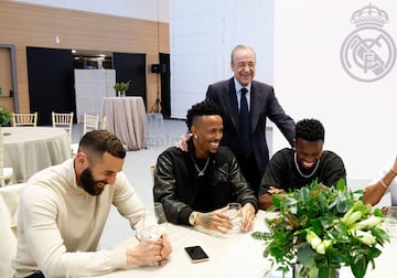 Florentino Pérez bromea con Benzema, Militao y Vinicius.