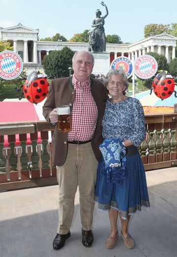 Uli Hoeness presidente el Bayern y su esposa Susanne Hoeness