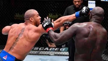 Ciryl Gane golpea a Jairzinho Rozenstruik durante su combate.