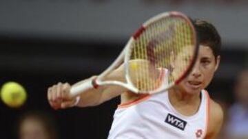 Carla Suarez Navarro devuelve la pelota a la alemana Angelique Kerber durante la segunda ronda del del torneo de Stuttgart.