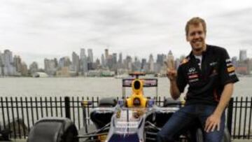 <b>VISTA INIGUALABLE. </b>Vettel posa con una réplica del Red Bull y con el 'skyline' de Manhattan al fondo.