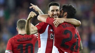 Aduriz celebra con Raúl García su tanto de penalti al Real Valladolid.