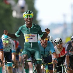 Girmay celebra la tercera victoria, Roglic llora otra caída
