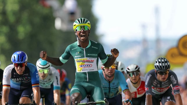 Girmay celebra la tercera, Roglic llora otra caída