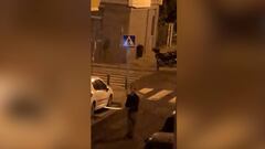 Hombre amenaza con una catana a sus vecinos: La reacción es viral