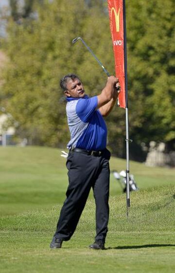 Claudio Borghi se relaja jugando golf junto al cantante Douglas y al golfista Juan Cerda.