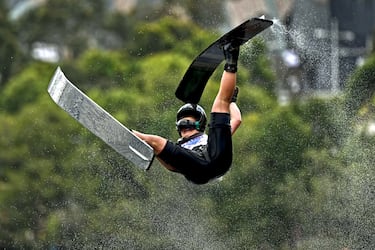 Melbourne acoge el ya tradicional festival internacional Momba Masters de esquí náutico y wakeboard, un evento que atrae a miles de espectadores. Los mejores especialistas del mundo se dan cita cada año desde 1961 en el río Yarra, donde la australiana Kristy Appleton sufrió ayer una espectacular caída durante la final femenina de salto. 