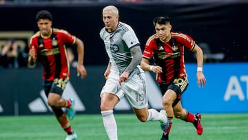 Atlanta (United States), 05/03/2023.- Toronto FC forward Federico Bernardeschi (L) in action against Atlanta United midfielder Luis Araujo (R) during the first half of the MLS soccer match between Toronto FC and Atlanta United at Mercedes-Benz Stadium in Atlanta, Georgia, USA, 04 March 2023. (Estados Unidos) EFE/EPA/ERIK S. LESSER
