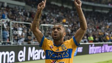 Rafael Carioca en partido con Tigres.