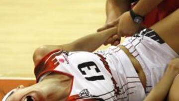 <b>MAL COMIENZO. </b>Amaya Valdemoro se retuerce de dolor en el momento de la lesión.