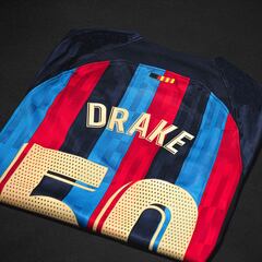 Así luce la camiseta del Barcelona con el logo de Drake