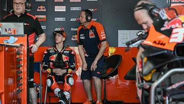 Pedro Acosta en el box de KTM.