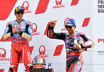 Jorge Martín, del equipo Prima Pramac Racing, segundo clasificado, y Marc Márquez, del equipo Gresini Racing MotoGP, tercero, celebran en el podio después de la carrera de MotoGP. 