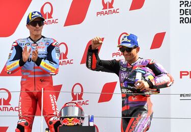 Jorge Martín, del equipo Prima Pramac Racing, segundo clasificado, y Marc Márquez, del equipo Gresini Racing MotoGP, tercero, celebran en el podio después de la carrera de MotoGP. 